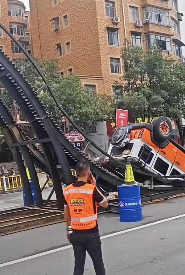 策略资本 北汽集团称与爬坡翻车的212汽车无关：出自北京汽车制造厂